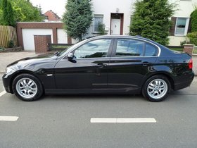 BMW BMW 325i 6-Gang Schaltgetr. Xenon-Scheinwerfer BMW Navi wenig Km!